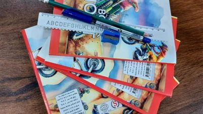 «حياة كريمة» توزع أدوات مدرسية على الطلاب الأولى بالرعاية بالبحر الأحمر