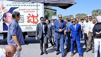 محافظ سوهاج يتفقد القافلة التموينية لبيع السلع الغذائية بأسعار مخفضة
