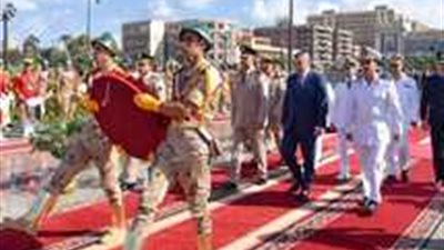 محافظ الإسكندرية يضع إكليل الزهور على النصب التذكاري للشهداء بميدان محطة مصر