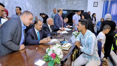 محافظ سوهاج يبحث شكاوى وطلبات 350 مواطنا خلال اللقاء الجماهيري