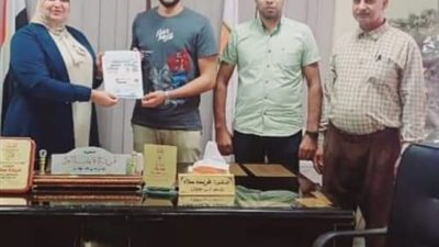 رئيس حى الكوثر بسوهاج تسلم نماذج تصالح على مخالفات البناء للمواطنين