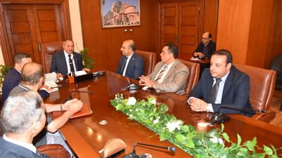 محافظ بورسعيد ونائب وزيرة البيئة يناقشان منحة يابانية لتطوير منظومة النظافة