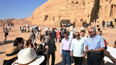 محافظ أسوان يشارك 4 آلاف سائح في جولتهم داخل معبدي رمسيس الثاني بمدينة أبو سمبل السياحية