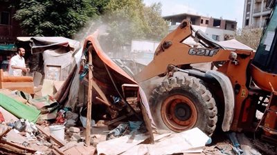 الجيزة تزيل أكشاكًا مخالفة بالطريق العام بالمنيب 