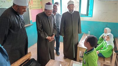 رئيس منطقة سوهاج الأزهرية يُناقش الطلاب خلال متابعة العملية التعليمية بالمعاهد