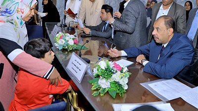 338 مواطن يعرضون مشاكلهم وطلباتهم على محافظ سوهاج 