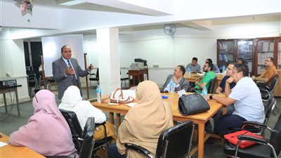 رئيس جامعة سوهاج يتابع إجراءات تسكين الطلاب والطالبات القدامى بالمدن الجامعية