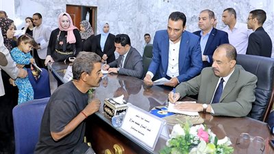 406 مواطنا يعرضون مطالبهم وشكواهم على محافظ سوهاج