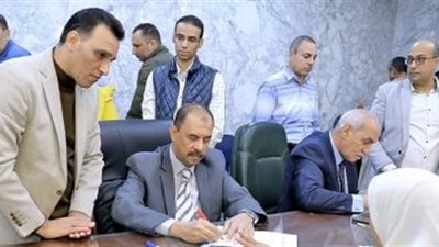 360 مواطنًا يعرضون مطالبهم وشكواهم على محافظ سوهاج خلال اللقاء الجماهيري