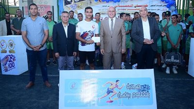 رئيس جامعة سوهاج يكرم الفائزين بالمراكز الأولى فى فعاليات 100يوم رياضة