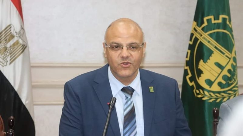 أيمن عطية - محافظ