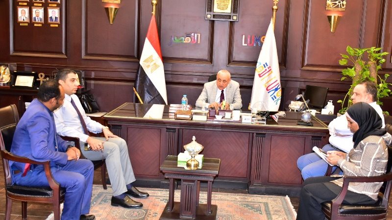 محافظ الأقصر يناقش