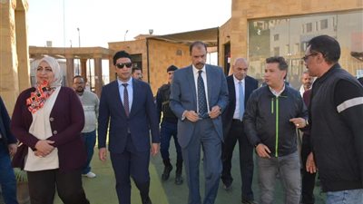 محافظ سوهاج يتفقد البازارات المخصصة لعرض منتجات الحرف التراثية بمرسى ناصر السياحي