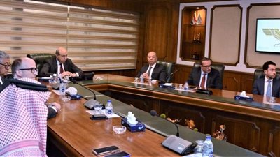 وزير الطيران المدني يبحث مع عدد من ممثلي شركات الطيران العاملة بمصر أوجه التعاون المشترك ومناقشة التحديات