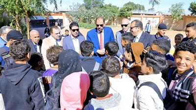 محافظ سوهاج يتفقد قريتي 
