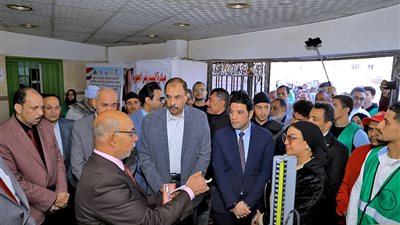 محافظ سوهاج يتفقد فعاليات القافلة الطبية المجانية بمستشفى الهلال الأحمر 