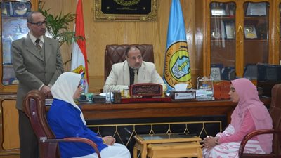 نائب رئيس جامعة الأزهر يكرم طالبتين؛ لإتقانهما حفظ القرآن الكريم بأسيوط 