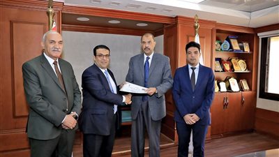 محافظ سوهاج يكرّم أعضاء لجنة الخريطة السياحية تقديرًا لجهودهم