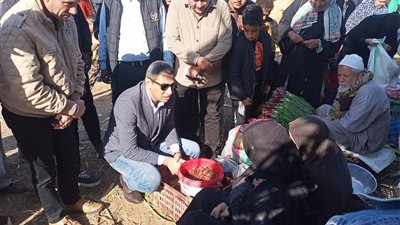 محافظ السويس يتابع حركة الأسواق للتأكيد علي ضبط الاسعار وتوافر السلع الغذائية