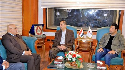 محافظ سوهاج يلتقى رئيس جهاز الاستثمار الداخلى لمناقشة الفرص المتاحة 