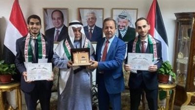 قنصلية فلسطين بالإسكندرية تكرم طالبا فلسطينيا حصل على المركز الأول بكلية الطب