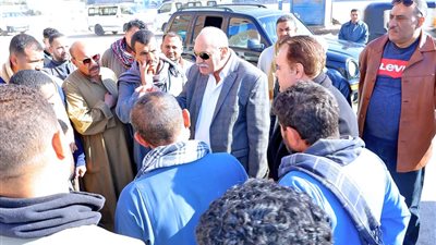 السكرتير العام والمساعد يتفقدان سير العمل بمواقف سيارات الأجرة بسوهاج 