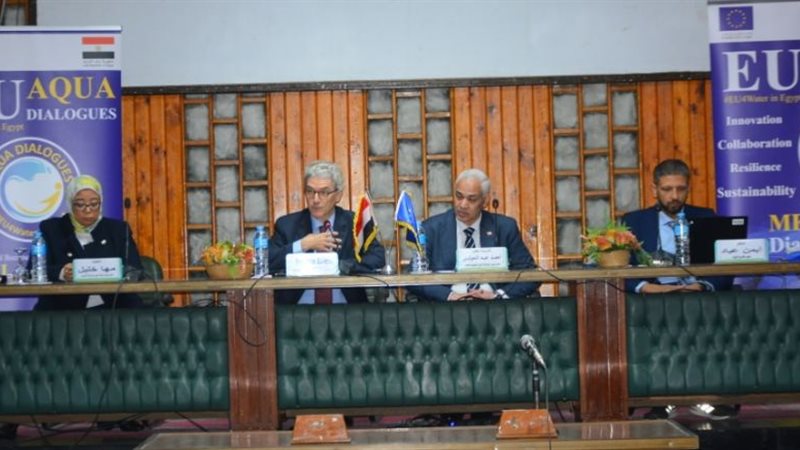 جلسة حوارية بجامعة
