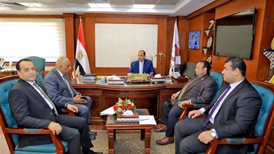 محافظ سوهاج يلتقي وفد وزارة الشباب والرياضة لمناقشة عدد من المشروعات الرياضية