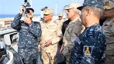 وزير الدفاع يتفقد قاعدة الإسكندرية البحرية ويلتقى بعدد من المقاتلين