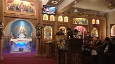 توافد أقباط سوهاج على الكنائس لأداء صلاة قداس عيد الميلاد 