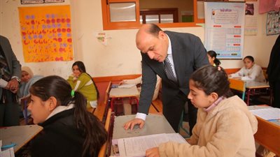 محافظ كفر الشيخ يطمئن على سير امتحانات النقل للمرحلة الابتدائية بمدرسة المنتزه للتعليم الأساسي 