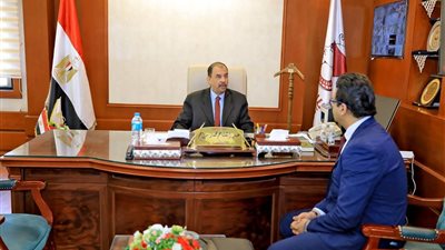 محافظ سوهاج يناقش مع وكيل وزارة الصحة خطة تشغيل المستشفيات المركزية بعد تطويرها