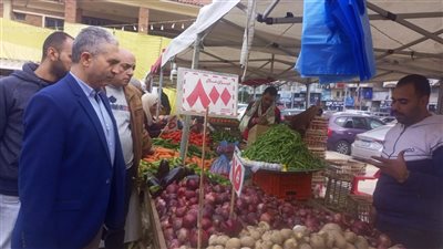 وكيل تموين الإسكندرية يتفقد سوق اليوم الواحد لضمان توافر السلع بأسعار مخفضة