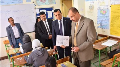 للاطمئنان على سير العمل.. محافظ سوهاج يتفقد أعمال غرفة العمليات المركزية بمديرية التعليم 