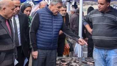 محافظ الإسكندرية يتفقد سوق اليوم الواحد بمنطقة أبو يوسف بحى العجمى