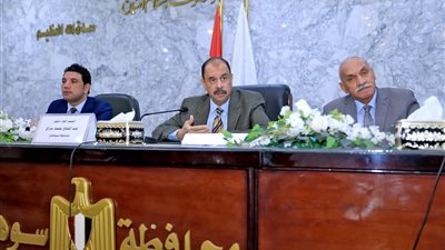 محافظ سوهاج يلتقي أعضاء وحدة حقوق الإنسان بالديوان العام والمديريات الخدمية والوحدات المحلية 