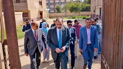 محافظ سوهاج يتابع مستوى الخدمات بقرية 