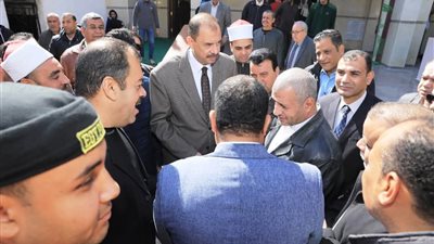 محافظ سوهاج يستمع لمطالب المواطنين عقب صلاة الجمعة بمسجد الشرطة