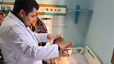 وكيل وزارة الصحة بسوهاج يستجيب لاستغاثة أسرة طفل يعاني ضمورًا بالعضلات