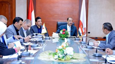 محافظ سوهاج يعقد اجتماع مع رؤساء الوحدات المحلية بـ3 مراكز لمناقشة الملفات الهامة