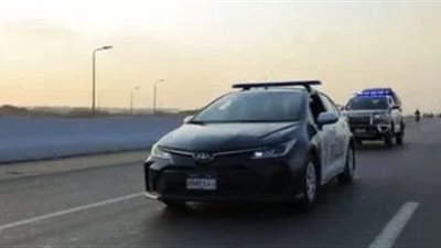 في مشهد إنساني.. الشرطة تنقذ سيدة مريضة وتنقلها إلى المستشفى بالإسكندرية