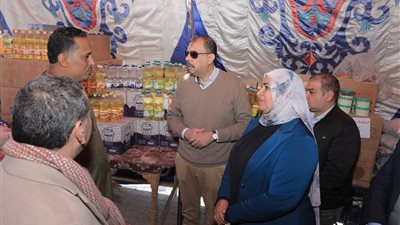 محافظ سوهاج يتفقد معرض 