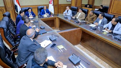 محافظ سوهاج يعقد اجتماعًا مع رؤساء الوحدات المحلية ومسئولي ملف التقنين