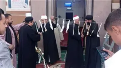 شيوخ وقساوسة قوص يشاركون في تعليق زينة رمضان بقنا