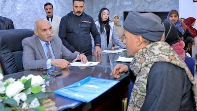 سكرتير محافظة سوهاج يستمع لمطالب وشكاوى المواطنين فى اللقاء الجماهيرى