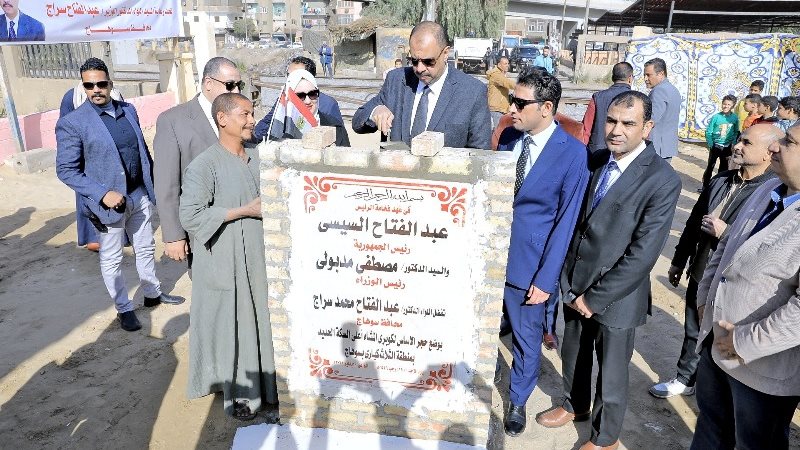 محافظ سوهاج يضع حجر