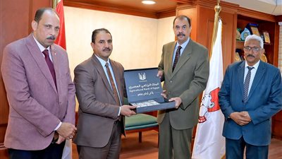 محافظ سوهاج يشهد تسليم 1200 قسيمة شراء مواد غذائية مدفوعة مسبقا لتوزيعها على الأسر الأكثر احتياجا