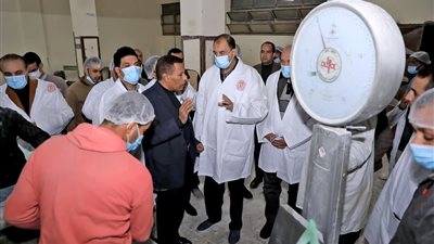 محافظ سوهاج يتفقد شركة المطاحن ويتابع أولى تطبيقات إضافة عنصر الحديد إلى الدقيق