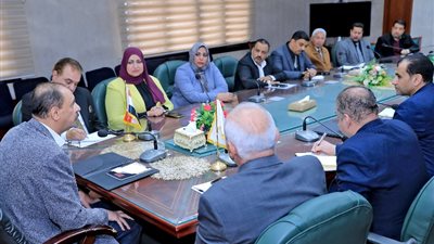 محافظ سوهاج يناقش مع رؤساء الوحدات المحلية للمراكز والمدن والأحياء خطة العمل فى شهر رمضان