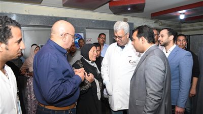 نائب محافظ قنا يتفقد المصابين في حادث التصادم ويوجه بمتابعة تقديم الرعاية الطبية